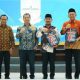 Foto: Bupati Bekasi Ade Kuswara Kunang Menerima Langsung Penghargaan.