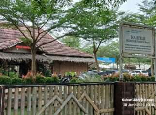 Bangunan restoran berdiri megah di atas tanah milik PT KAI di Rengasdengklok. Plang larangan pendirian bangunan tanpa izin seakan tak diindahkan.