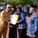 Foto: Bupati Karawang, H. Aep Syaepuloh, menyerahkan Surat Keputusan (SK) Pengangkatan CPNS dan P3K Formasi 2024, pada Senin (2/6/2025).