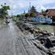 Limbah hasil pengerukan dibiarkan menumpuk di pinggir jalan akibat minimnya armada pengangkut.