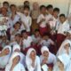 Foto: Perpisahan tanpa biaya, tapi penuh makna! SDN di Kecamatan Sukawangi, Bekasi, rayakan kelulusan dengan sederhana namun membahagiakan. Bukti bahwa kebersamaan lebih penting dari kemewahan.