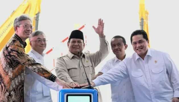 Presiden RI Prabowo Subianto menekan tombol sirine sebagai tanda dimulainya pembangunan ekosistem industri baterai kendaraan listrik terintegrasi di Karawang, Minggu (29/6/2025).