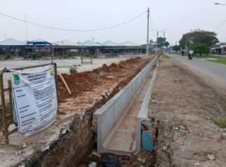 Proyek saluran drainase di Karawang dibiarkan terbengkalai. Tanah bekas galian belum dirapikan, sambungan U-Ditch belum disemen.
