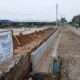Proyek saluran drainase di Karawang dibiarkan terbengkalai. Tanah bekas galian belum dirapikan, sambungan U-Ditch belum disemen.
