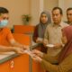Seorang warga tengah menerima pencairan Bantuan Sosial PKH tahap 2 di salah satu bank penyalur bantuan.