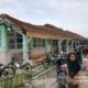 Tiga ruang kelas SDN Rengasdengklok Selatan VII roboh akibat kerusakan berkepanjangan. Siswa terpaksa belajar bergantian pagi dan siang karena keterbatasan ruang belajar.