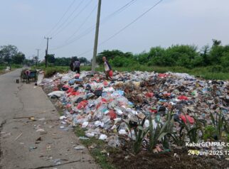 Tumpukan sampah di Rengasdengklok Selatan jadi sorotan. Publik menyoal retribusi kebersihan dari pelanggan PDAM Karawang yang tak sebanding dengan layanan pengangkutan sampah.