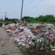 Tumpukan sampah di Rengasdengklok Selatan jadi sorotan. Publik menyoal retribusi kebersihan dari pelanggan PDAM Karawang yang tak sebanding dengan layanan pengangkutan sampah.