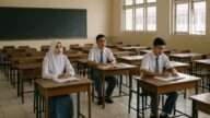 Ilustrasi Suasana kegiatan belajar mengajar di sekolah swasta dengan jumlah siswa yang minim, menggambarkan tantangan yang dihadapi lembaga pendidikan swasta akibat kebijakan pembatasan kuota.