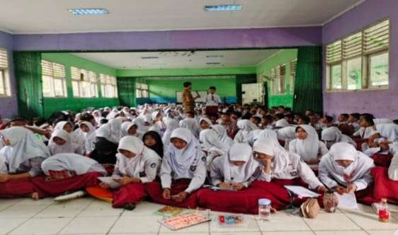 Siswa mengikuti materi pengenalan tata tertib sekolah kepada peserta MPLS sebagai bekal membentuk karakter disiplin.