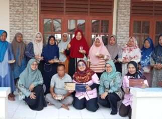 Tenaga medis dari Klinik Alfaizin Medical memberikan layanan pemeriksaan kesehatan gratis kepada warga dalam kegiatan sosial yang digelar Pondok Pesantren Al Muchtar di Bekasi, dalam rangka menyambut bulan Muharam 1447 H.