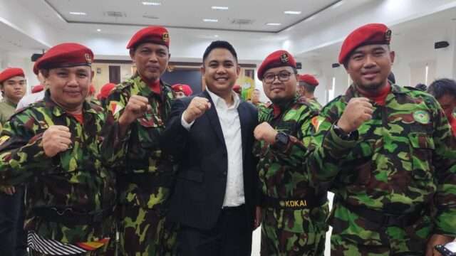 Wamen PMI Dzulfikar Ahmad Tawalla menyapa pasukan KOKAM usai defile dalam Apel HUT Bhayangkara ke-79 di Monas, Jakarta.