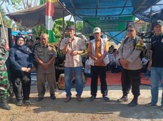Camat Karawang Barat Agus Somantri dan anggota DPRD Kaemin turut hadir dalam acara Hajat Bumi Kampung Iplik, sebagai bentuk dukungan terhadap pelestarian budaya lokal.