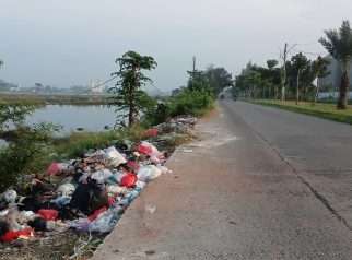 Ilustrasi, Sampah berserakan di jalan Tugu Proklamasi
